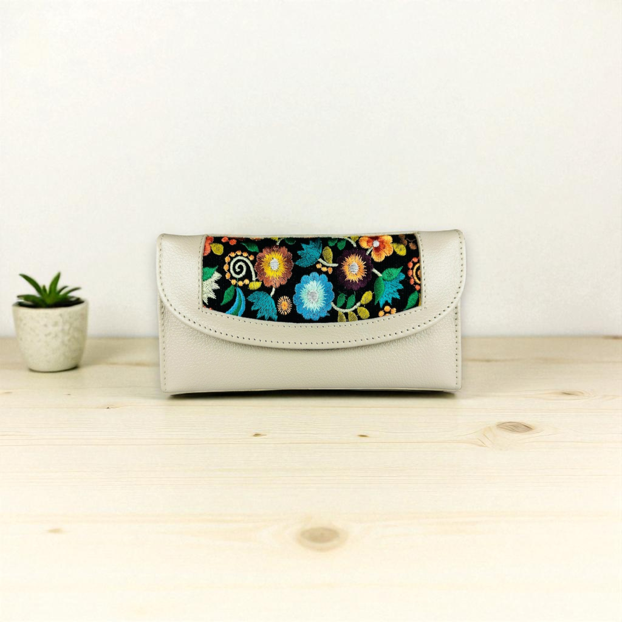 Billetera de mujer Abigail con Bordado